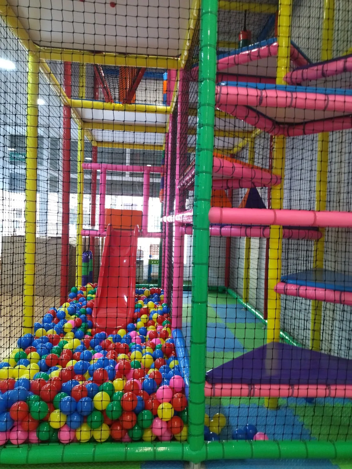 Parque de bolas con tobogán