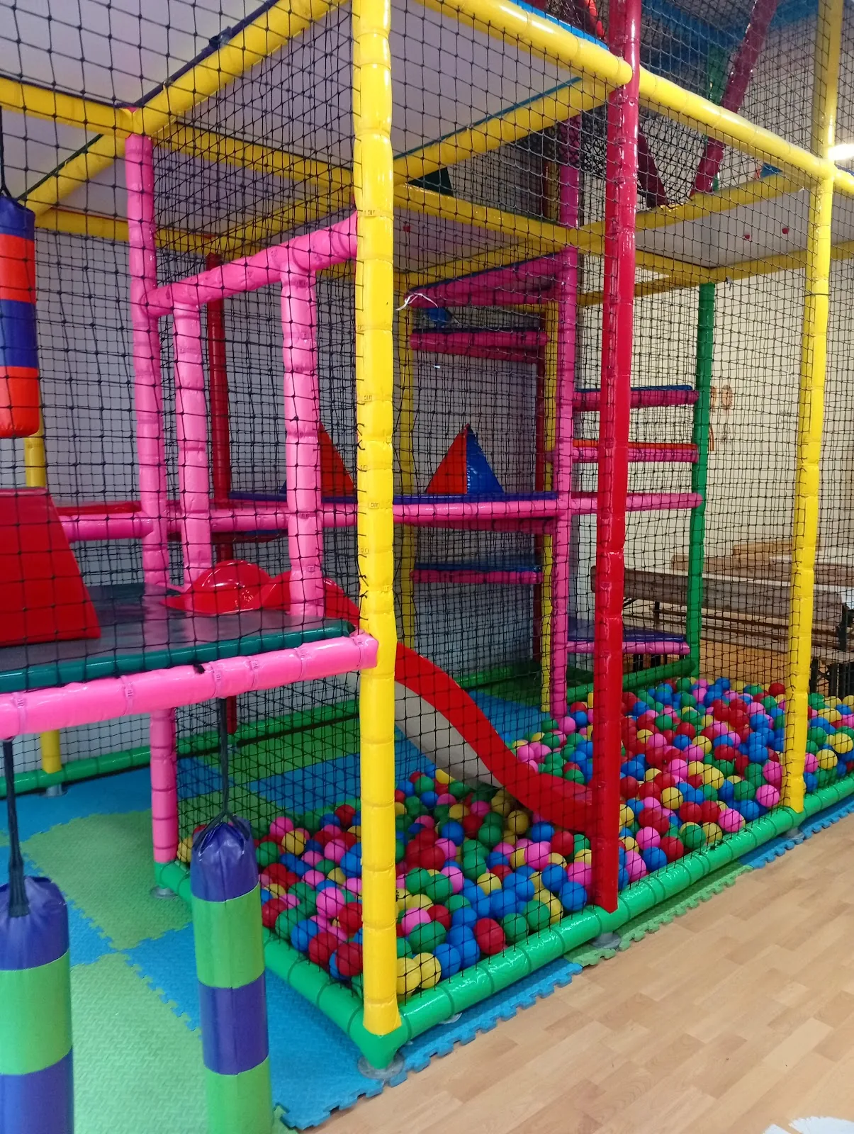 Estructura del parque con toboganes