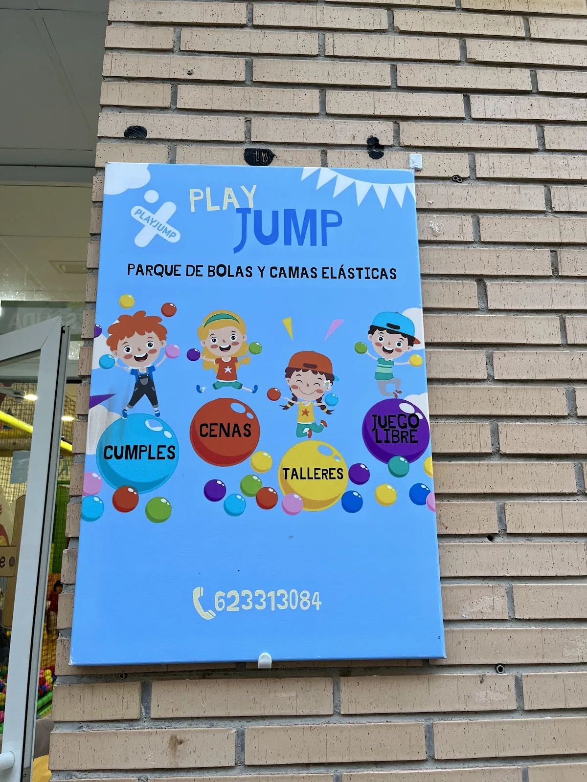 Cartel de Playjump en la fachada
