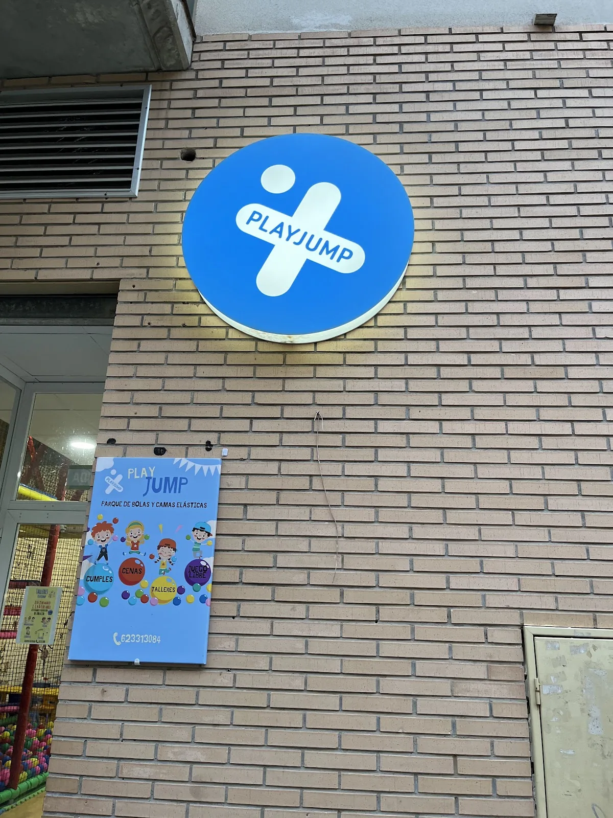 El rótulo de Playjump en la fachada