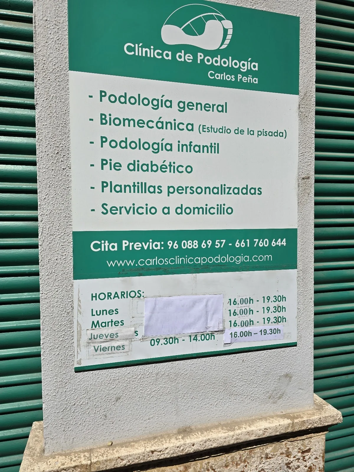 Rótulo de la clínica en la calle