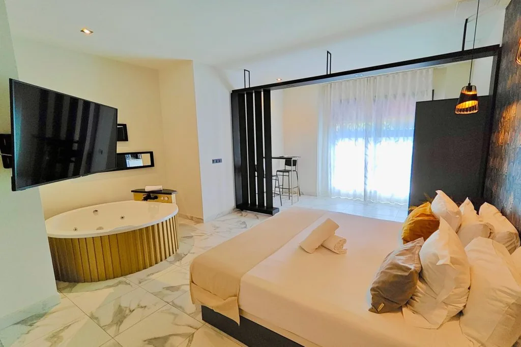 Habitación con bañera de hidromasaje en La Plaza