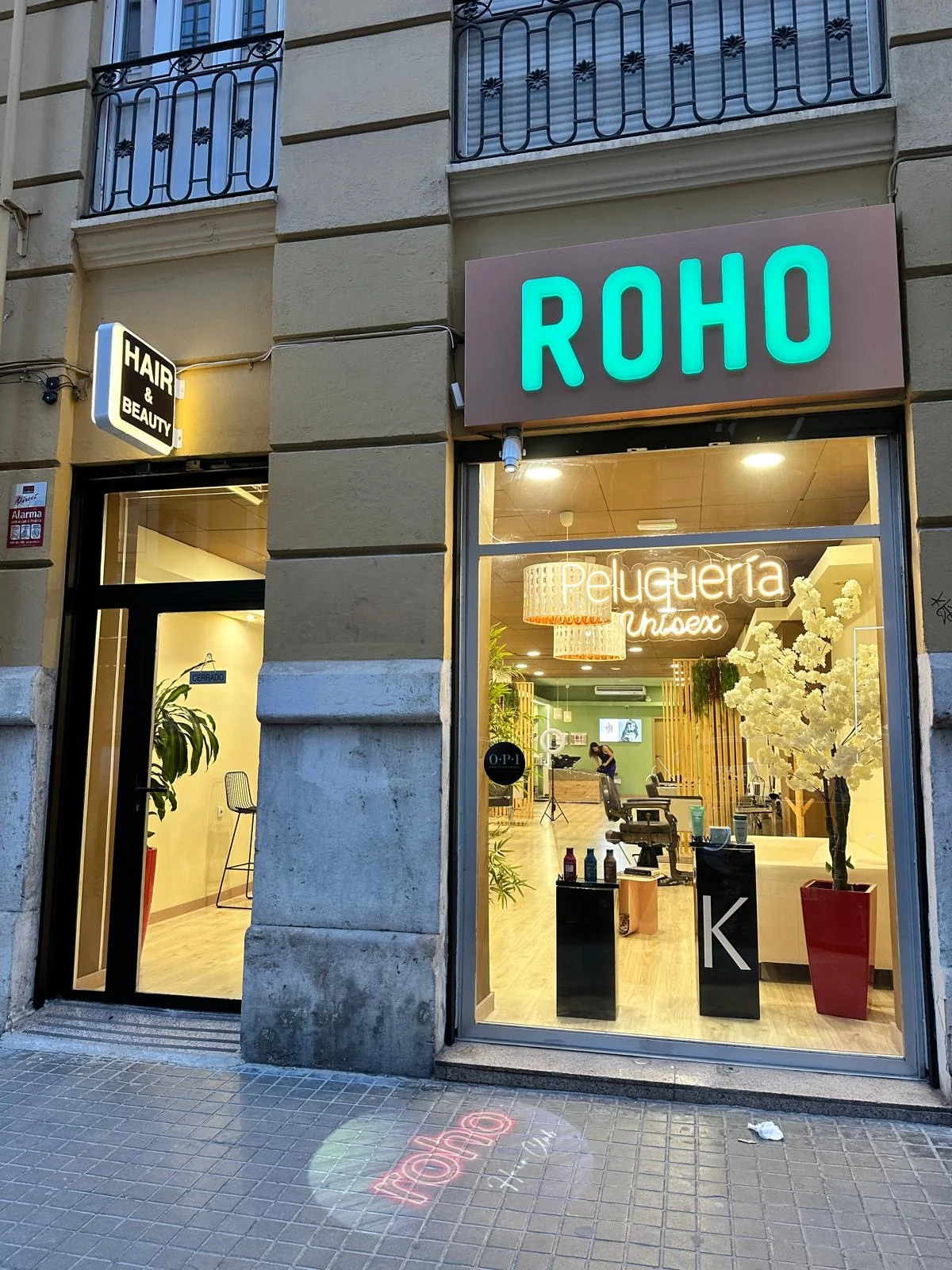 Fachada de ROHO con el rótulo de neón