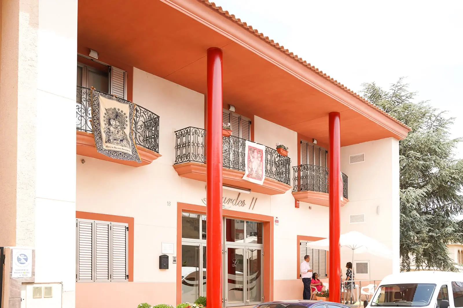 Fachada de Salón Lourdes II en Riba-roja de Túria