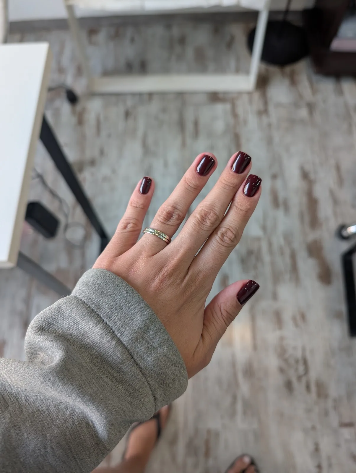 Manicura en granate con acabado brillo