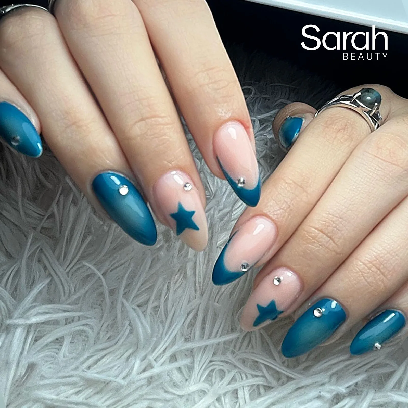 Uñas azul petróleo con estrellas