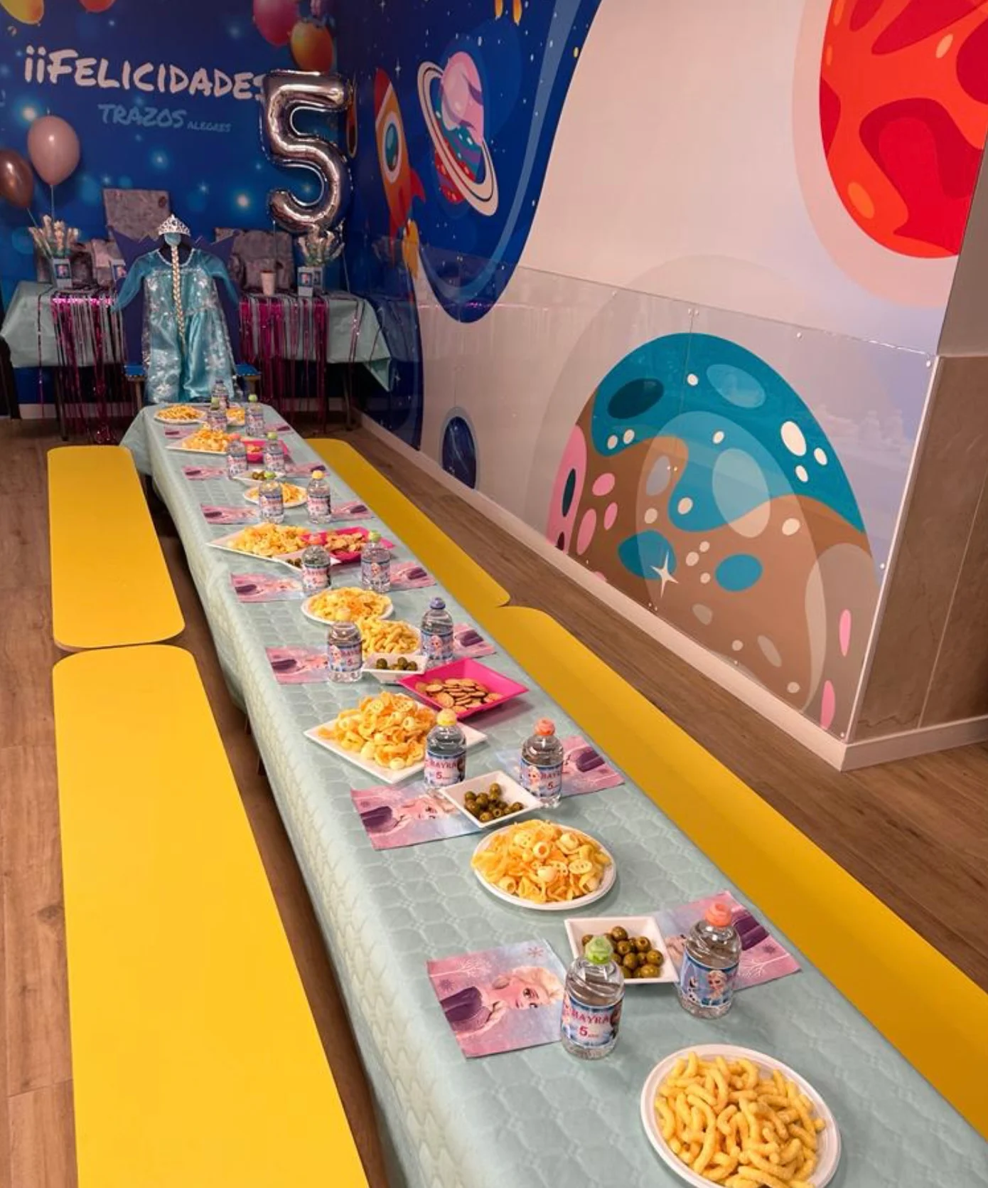 Mesa de celebración decorada en Trazos Alegres