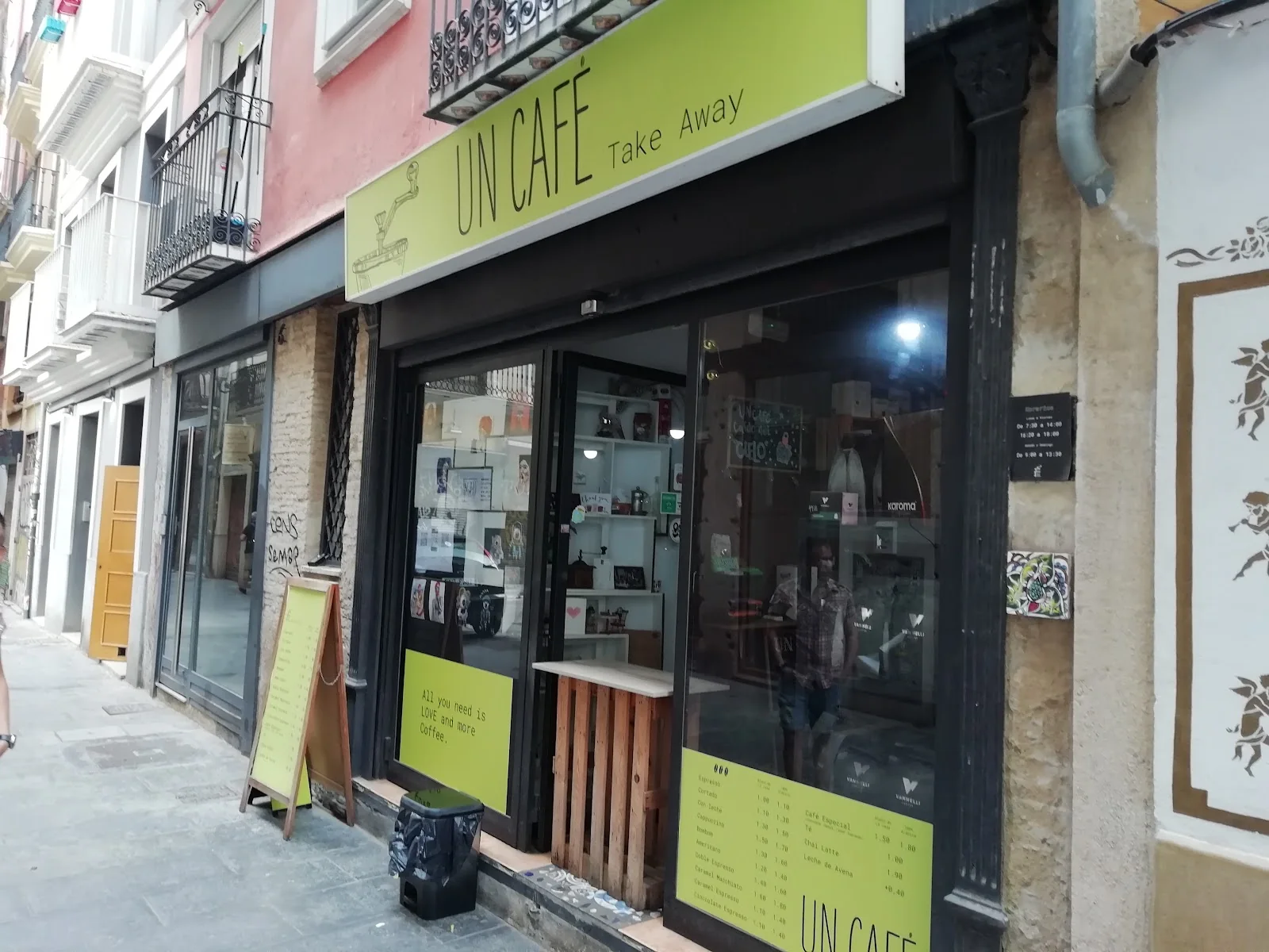 El mostrador de UN CAFÉ