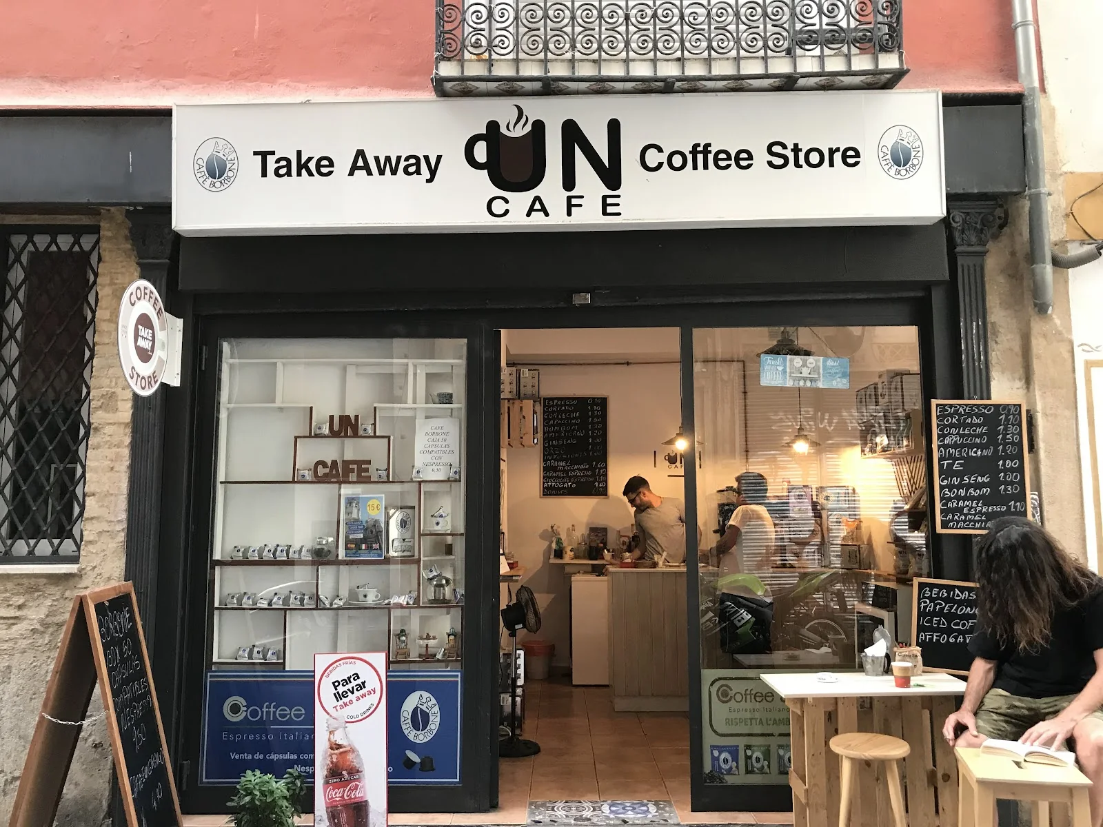 Fachada de UN CAFÉ en Martín Mengod